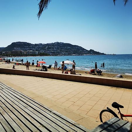 Spacieux Appartement Rose Front Mer Et Piscine Росас Экстерьер фото
