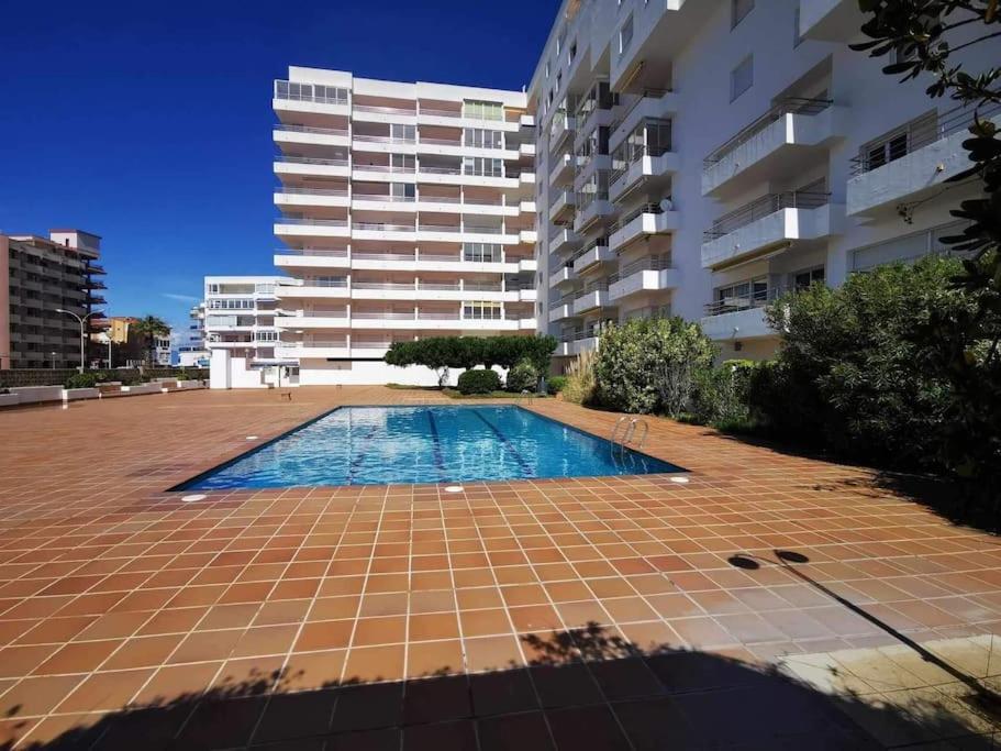 Spacieux Appartement Rose Front Mer Et Piscine Росас Экстерьер фото