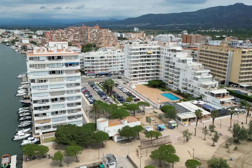 Spacieux Appartement Rose Front Mer Et Piscine Росас Экстерьер фото