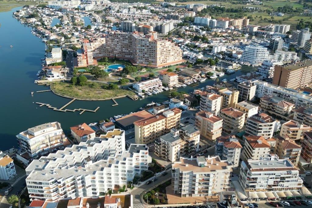Spacieux Appartement Rose Front Mer Et Piscine Росас Экстерьер фото
