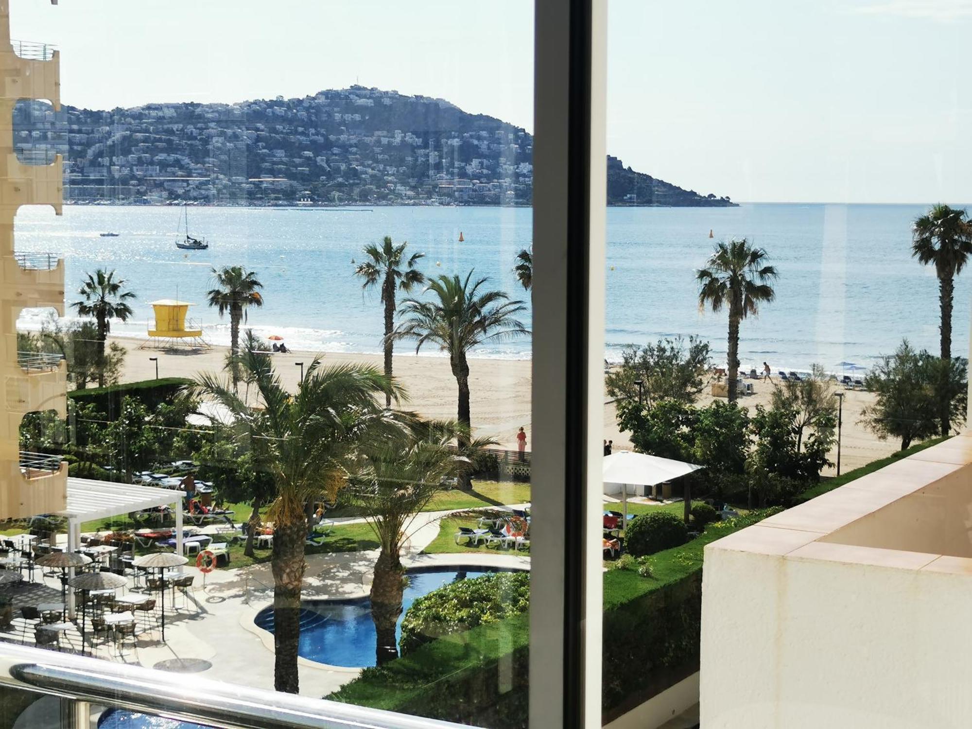 Spacieux Appartement Rose Front Mer Et Piscine Росас Экстерьер фото