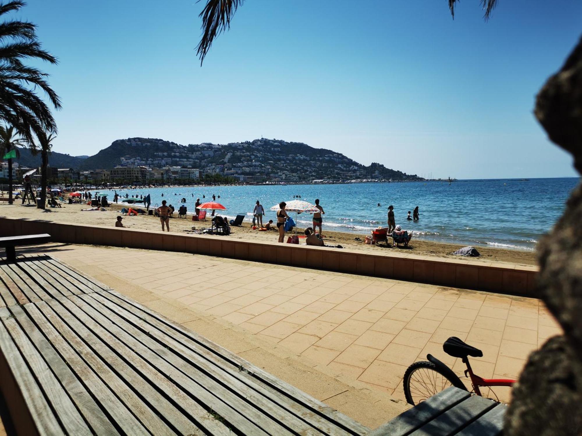 Spacieux Appartement Rose Front Mer Et Piscine Росас Экстерьер фото