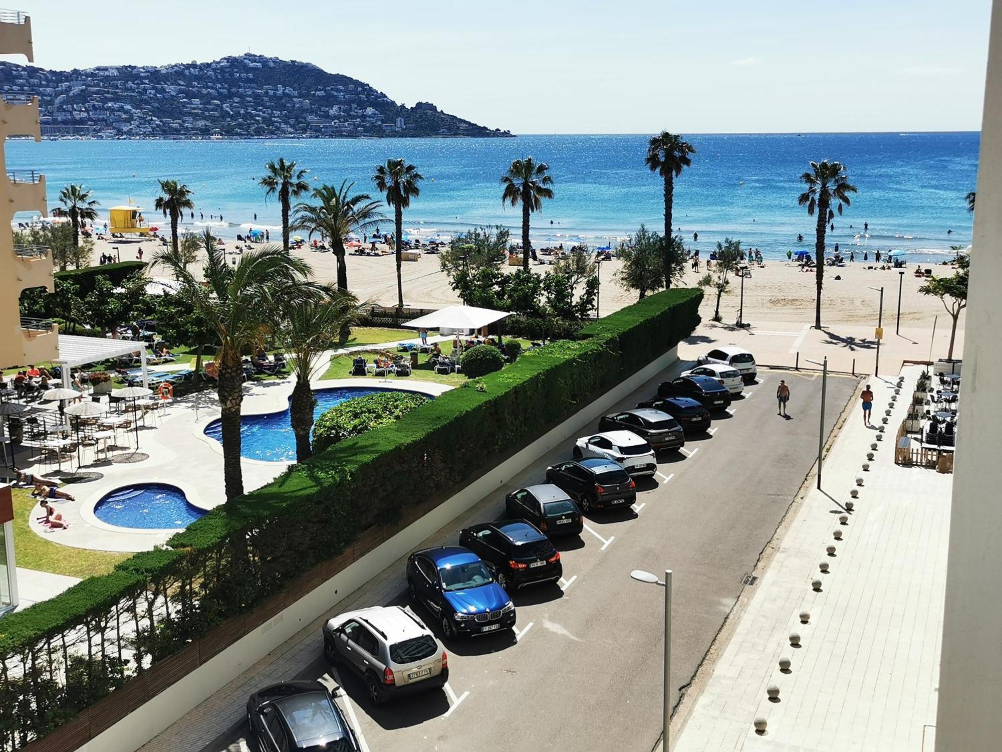 Spacieux Appartement Rose Front Mer Et Piscine Росас Экстерьер фото