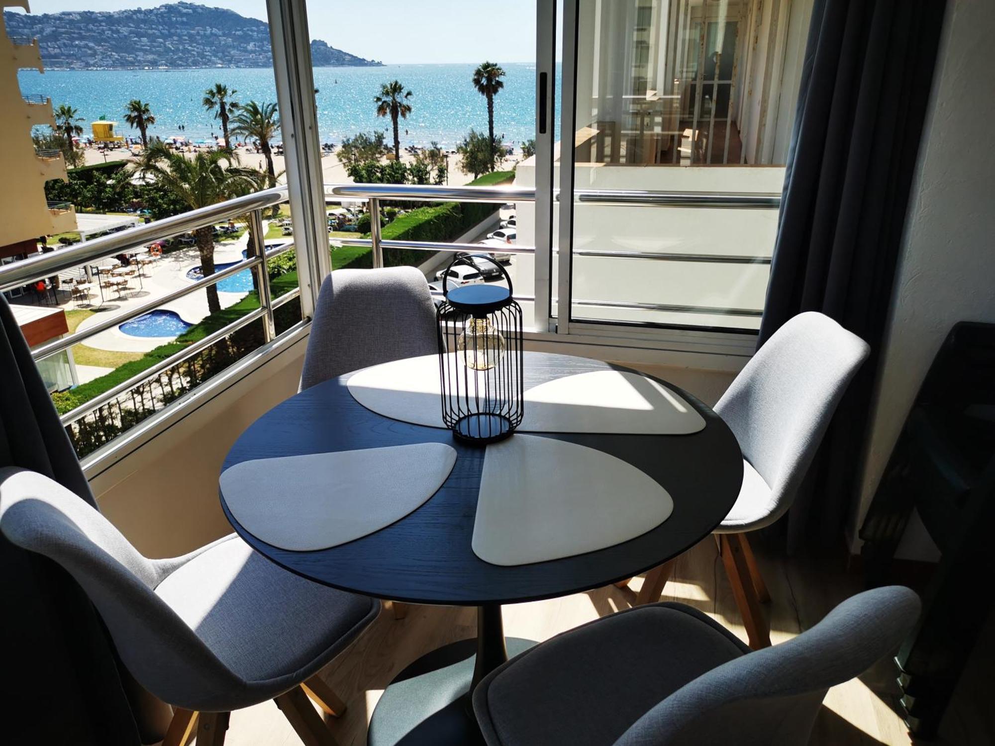 Spacieux Appartement Rose Front Mer Et Piscine Росас Экстерьер фото