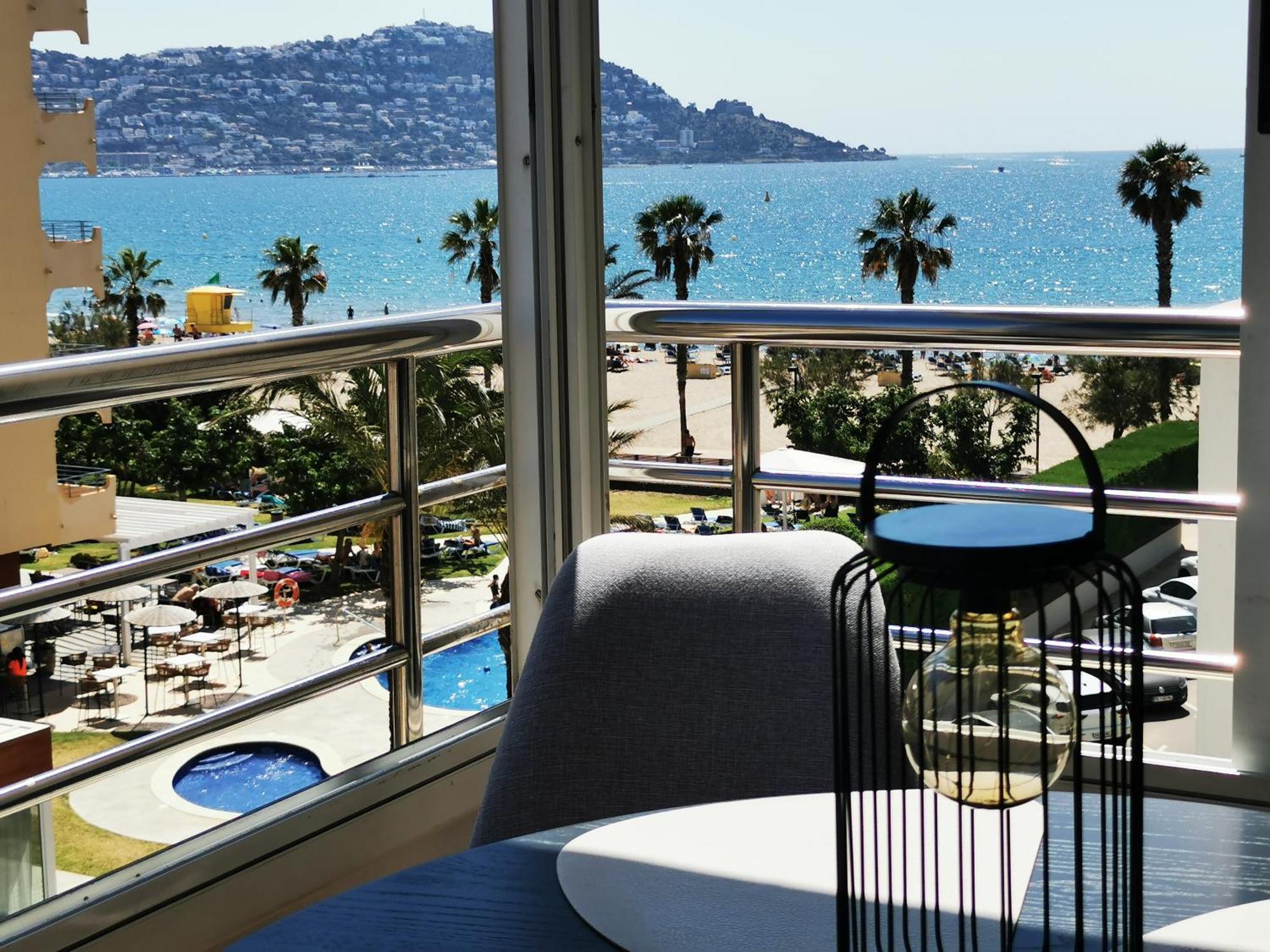 Spacieux Appartement Rose Front Mer Et Piscine Росас Экстерьер фото